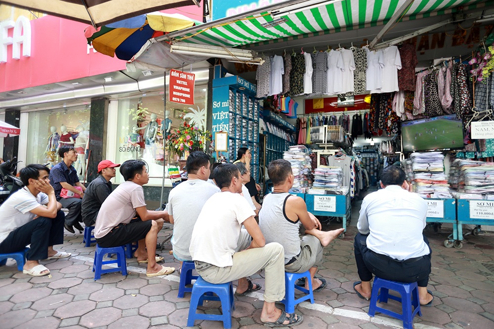 Người Hà Nội ra đường xem bóng đá - 6 Normal
