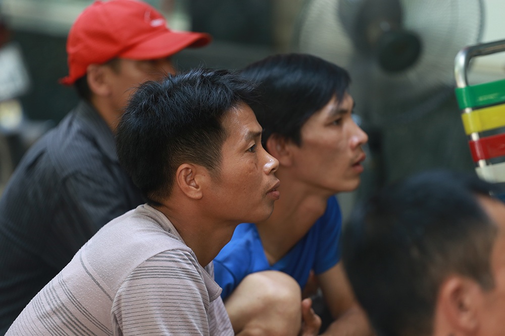 Người Hà Nội ra đường xem bóng đá - 7 Những cơ hội cứ dần trôi qua trong nuối tiếc...