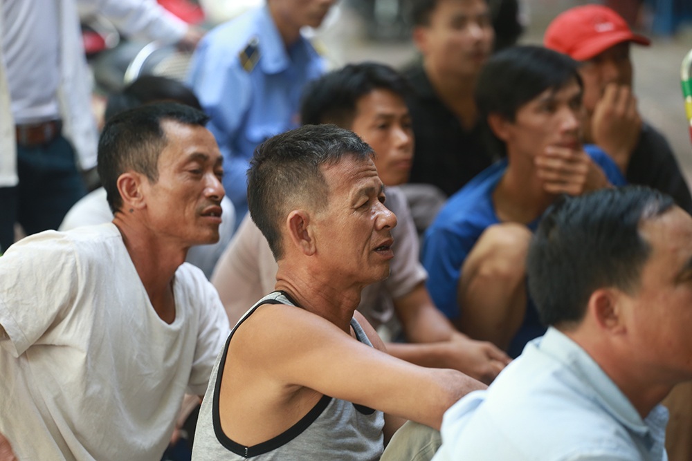 Người Hà Nội ra đường xem bóng đá - 8 ... và lo lắng.