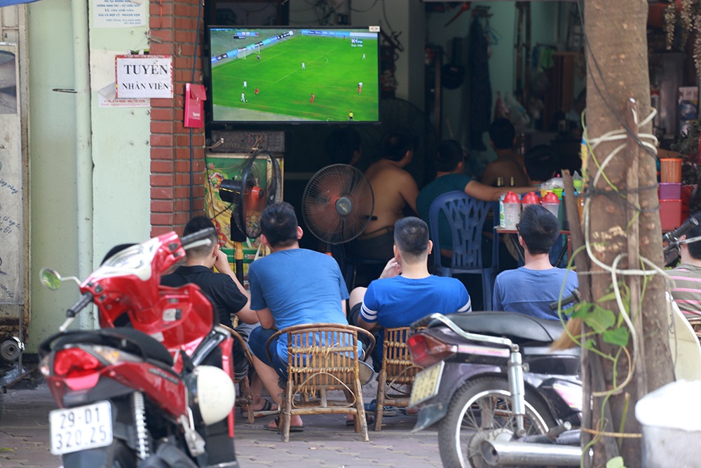Người Hà Nội ra đường xem bóng đá - 11 Niềm vui chỉ kéo dài được 7 phút, trước khi U23 Myanmar nâng cách biệt lên 2 - 1