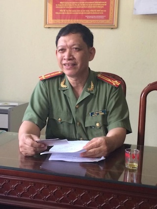 Công an tỉnh Ninh Bình vào cuộc vụ phóng viên bị đe dọa hành hung - 1 Thượng tá Vũ Văn Công trao đổi với phóng viên