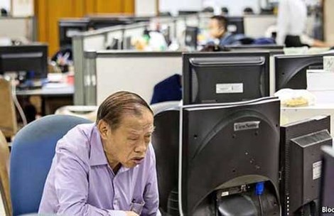 Đã nghe đã thấy: Chứng khoán TQ sụp đổ do... thù địch nước ngoài - 1 Người Trung Quốc
vỡ mộng làm giàu trên sàn chứng khoán.