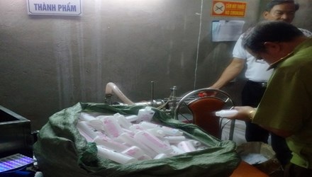 Ác chiêu đầu độc: Đục lỗ tiêm hóa chất vào cua - 3 320kg thịt bò
đông lạnh tại hiện trường bắt giữ.