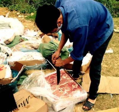 Ác chiêu đầu độc: Đục lỗ tiêm hóa chất vào cua - 2 320kg thịt bò
đông lạnh tại hiện trường bắt giữ.