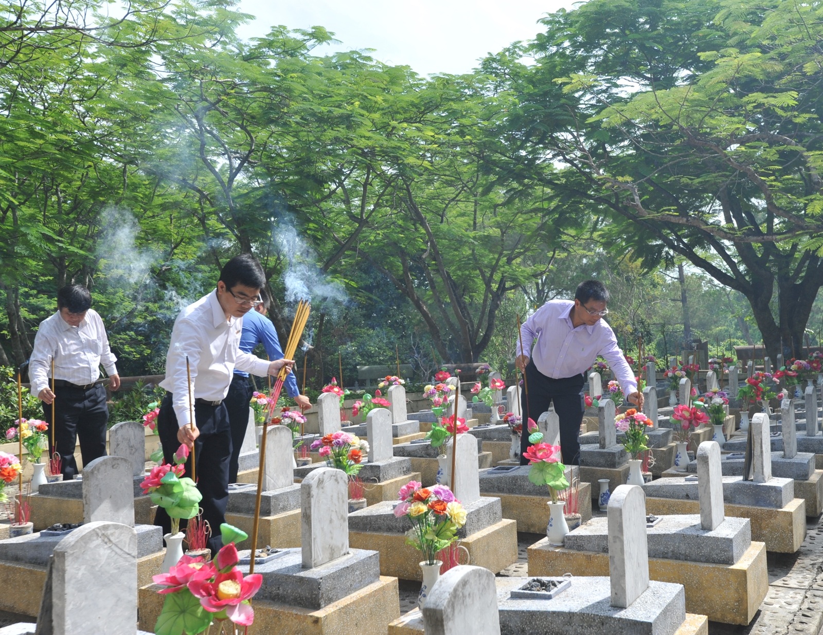 Chủ tịch HĐQT Nguyễn Văn Thắng thắp hươngcác phần mộ liệt sỹ tại NTLS Quốc gia Trường Sơn