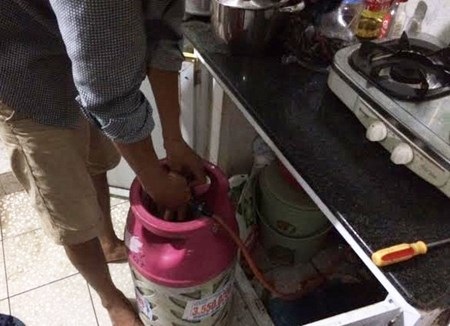 Dân chê điện đắt, “chạy theo” gas rẻ - 1 Nhiều nhà từng chuyển sang
đun nấu bằng điện giờ lại trở về dùng gas cho tiết giảm chi phí