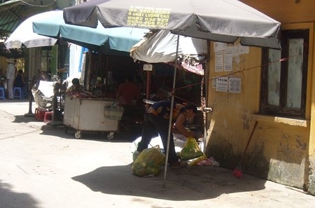 Dân chợ cũng “bỏ của chạy lấy người” vì nắng nóng - 1 Dân chợ cũng “bỏ của chạy lấy người” vì nắng nóng