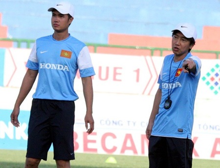 HLV Miura (phải) muốn nâng cao thể lực của các cầu thủ