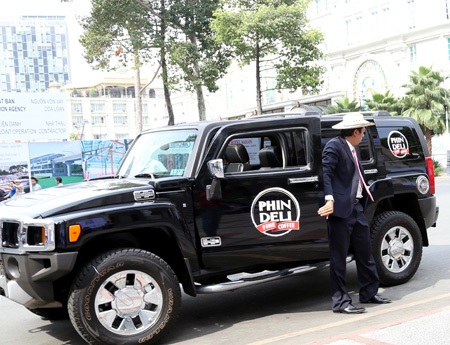 Thị trưởng Phạm Đình Nguyên chào hàng sản phẩm mới trên chiếc Hummer đậm phong cách Mỹ