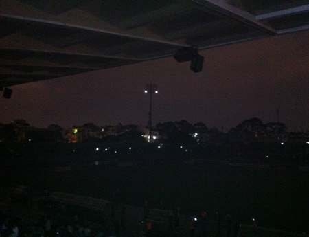 Sân Thống Nhất đang sáng đèn bỗng vụt tối om