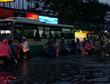 Người dân thành phố hiện đang sống chung với ngập lụt khi trời mưa, triều cường dâng