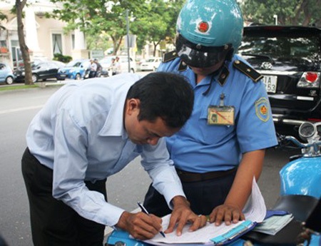 Hành khách viết tường trình cho lực lượng chức năng