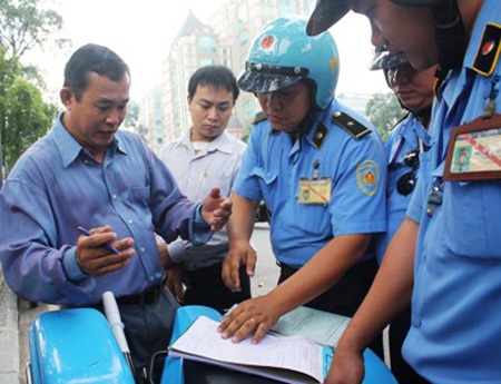 Hành khách viết tường trình cho lực lượng chức năng