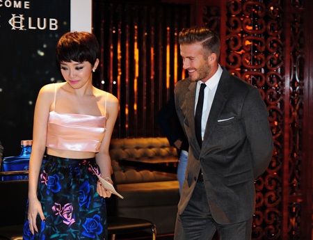 Tháp tùng anh như thường lệ vẫn là cô ca sĩ xinh đẹp Tóc Tiên