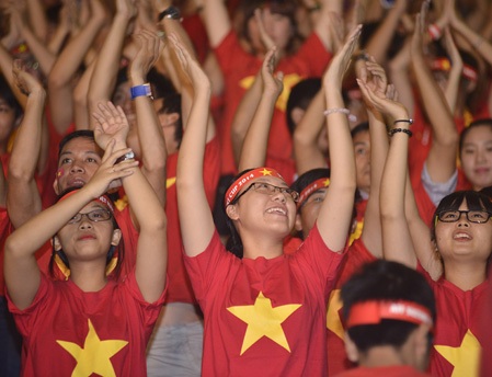 Ở sân QK7 cũng có những làn sóng người