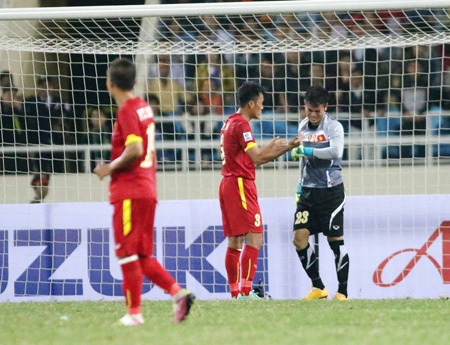 ĐTVN mất chiến thắng vì những sai lầm trong phòng ngự (ảnh: Gia Hưng)