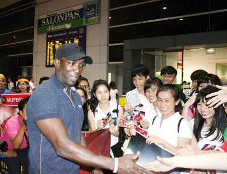 Tối 8/11, Dwight Yorke xuất hiện tại sân bay Tân Sơn Nhất