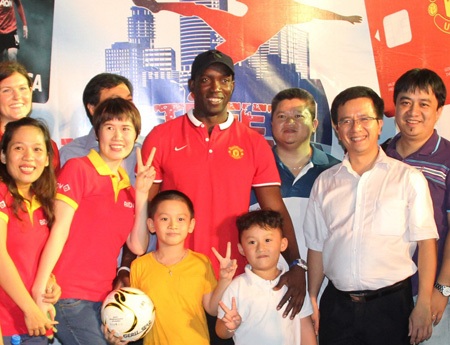 Dwight Yorke tham dự ngày khai mạc của giải bóng đá đường phố toàn quốc 2014