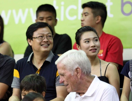 Đôi lúc anh như một nhạc trưởng hâm nóng khán đài