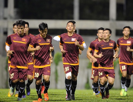 Điều quan trọng với các cầu thủ Việt Nam lúc này là giữ đôi chân trên mặt đất