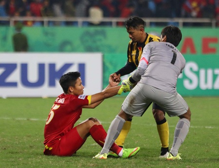 Khi cầu thủ Việt Nam ngã đau, ngay chính người nhà cũng không muốn nâng họ dậy (ảnh: Gia Hưng)