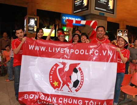 Người hâm mộ có mặt từ trước đó để đón Fowler