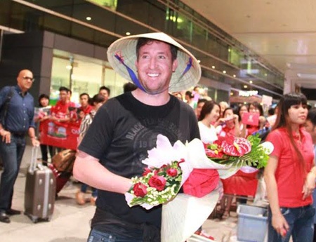 Fowler xuất hiện ở cử đến sân bay Tân Sơn Nhất