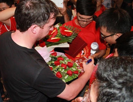 Việc đầu tiên anh phải làm khi đến TPHCM là... tặng chữ ký