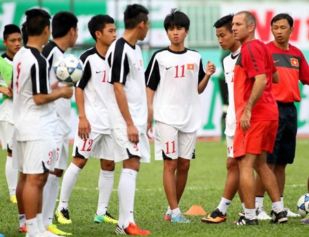 Xuất hiện thông tin HLV Graechen Guillaume nắm đội tuyển U23 dự SEA Games 28, thay HLV Miura