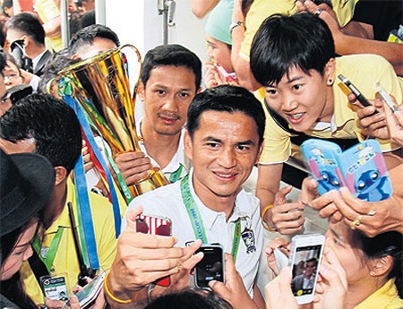 Đội tuyển Thái Lan giờ là người hùng của dân Thái