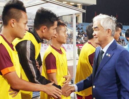 Người điều hành nền bóng đá ngoài miệng thì nói không vội, nhưng kỳ thực nhiều khi họ vội quá!