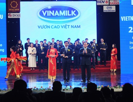 Đại diện các doanh nghiệp nhận danh hiệu Thương hiệu Quốc gia. Ảnh: Quý Đoàn