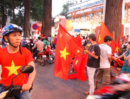 Ai cũng muốn tìm cho mình một chiếc áo mang màu của đội tuyển Việt Nam