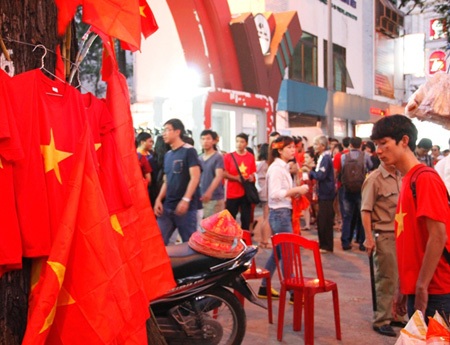 Dịch vụ bán áo, nón, băng quấn đầu nhờ thế mà có cơ hội ăn nên làm ra