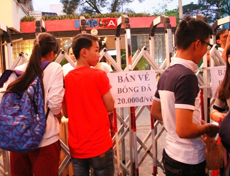 Các bạn trẻ thích những tụ điểm xem bóng đá công cộng