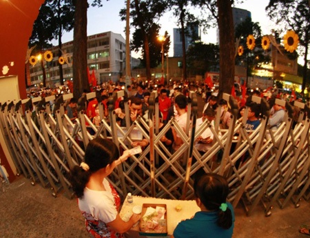 Càng đến gần giờ thi đấu, số người có nhu cầu xem bóng đá càng đông