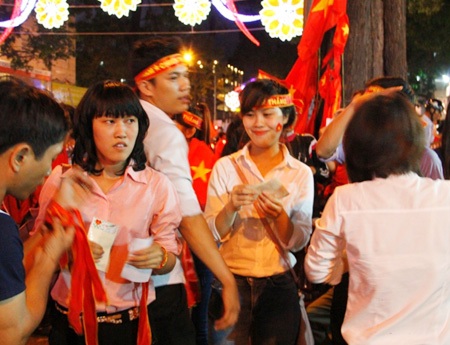 Những cô gái này cũng tranh thủ vừa tan công sở là chạy đi xem đội tuyển Việt Nam ngay