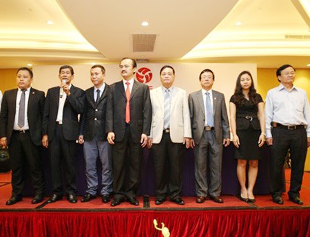 Ông Võ Quốc Thắng (thứ 4 từ trái sang) tiếp tục giữ cương vị người đứng đầu VPF