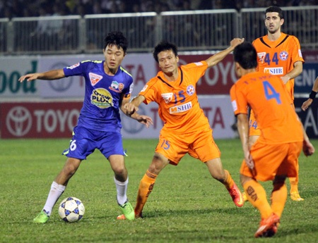 Thách thức với SHB Đà Nẵng và sức nóng ở trận derby “xứ Thanh-xứ Nghệ” - 1 SHB Đà Nẵng (áo cam) có nhiệm vụ phải thắng ở vòng 6