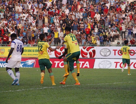 Niềm vui của các cầu thủ Đồng Tháp sau khi giành lại 1 điểm từ tay đối thủ (ảnh: Kim Điền)