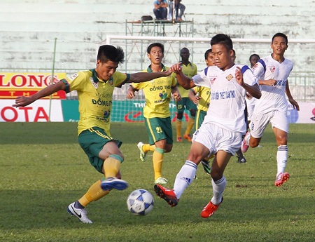 Đồng Tháp (áo vàng) có trận đấu vất vả trước Cần Thơ (ảnh: Kim Điền)