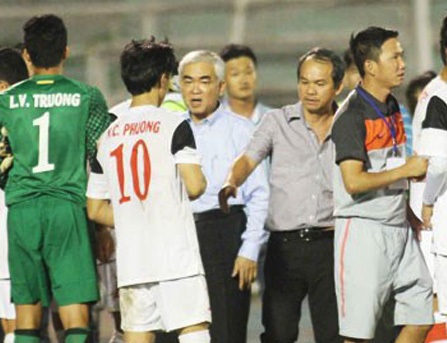 Có cảm giác như nhiều người lớn để Công Phượng và các đồng đội đi tàu bay giấy lâu quá!