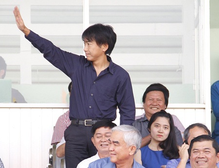 HLV Miura (người đứng) xuất hiện trên sân Long An chiều 11/1 (ảnh: Kim Điền)