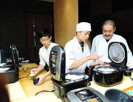 Đầu bếp Nhật đang trải nghiệm nấu cơm theo bốn cách khác nhau bằng Nồi cơm điện cao tần Panasonic