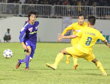 Tuấn Anh (trái) là cầu thủ đá gần với bóng đá hiện đại nhất trong thế hệ U19+ của bầu Đức