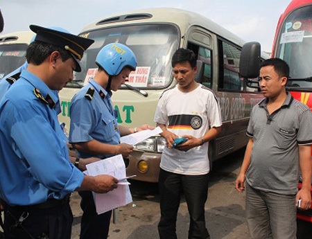 Người cận trên 5 diop không được điều kiển xe khách, xe tải, container (?!)