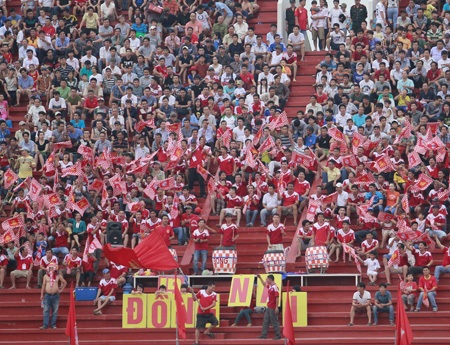 Sân Đồng Nai cũng thu hút khá đông khán giả ở vòng 1 (ảnh: Trọng Vũ)