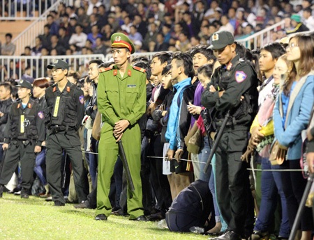 Sân Pleiku quá tải trong ngày khai mạc V-League 2015 (ảnh: Kim Điền)