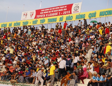 Với người Đồng Tháp, xem bóng đá và đội... nắng chang chang là điều bình thường