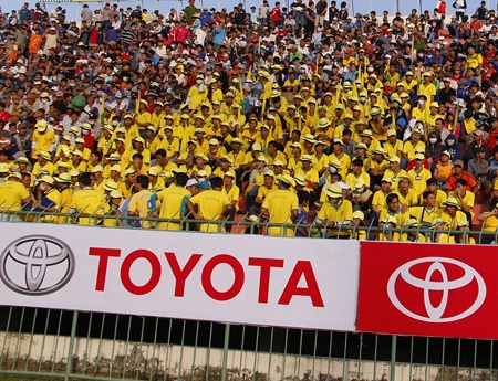 Thi đấu dưới bầu không khí hừng hực như thế, cầu thủ không thể không cố gắng